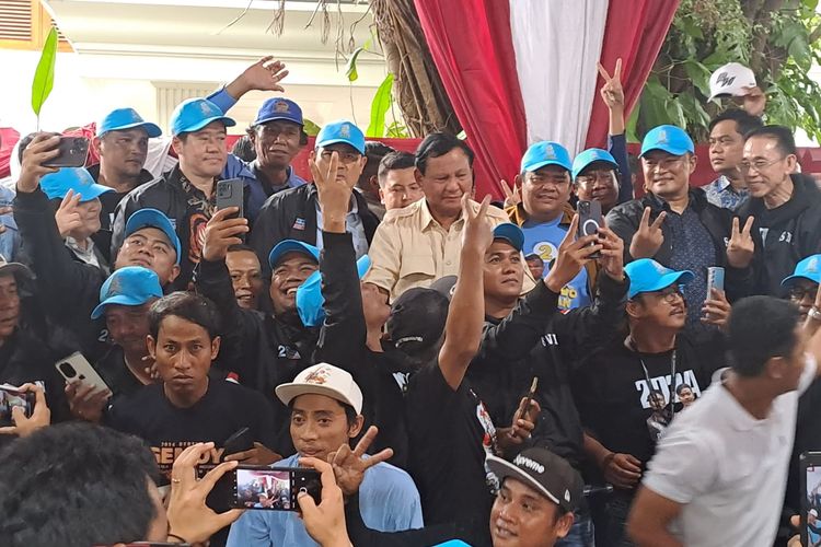 Capres nomor urut 2 Prabowo Subianto menerima ratusan nelayan di rumahnya, Jalan Kertanegara, Jakarta Selatan, Jumat (12/1/2024). 