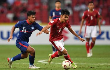 Pemain Singapura Nur Adam Abdullah (kiri) beradu dengan pemain Indonesia Witan Sulaeman pada pertandingan leg kedua semifinal Piala AFF 2020 antara Singapura vs Indonesia di National Stadium, Singapura, Sabtu (25/12/2021). Timnas Indonesia dipastikan melaju ke final Piala AFF 2020 setelah menumbangkan Singapura 4-2 pada laga semifinal kedua.