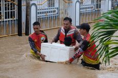 Samapta Polda Sulut dan Basarnas Evakuasi 6 Warga di Lokasi Banjir Ternate Tanjung Manado