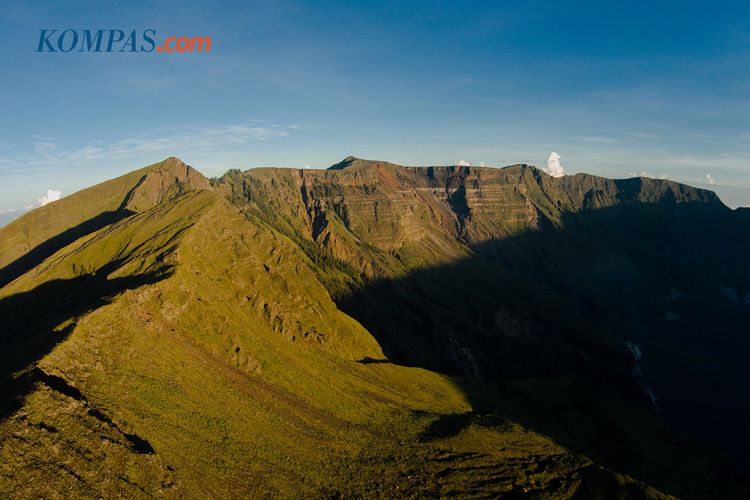 KEINDAHAN ALAM INDONESIA - Lanskap kaldera Gunung Tambora, Dompu, Nusa Tenggara Barat, Senin (23/3/2015). Kaldera Gunung Tambora memiliki diameter 7 km dan kedalaman 1 km. 