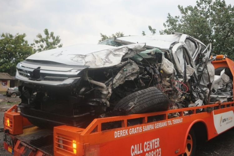 Kondisi kendaraan yang ditumpangi keluarga Vanessa Angel, saat dievakuasi petugas jalan tol ke Kantor Satlantas Polres Jombang, Kamis (4/11/2021).