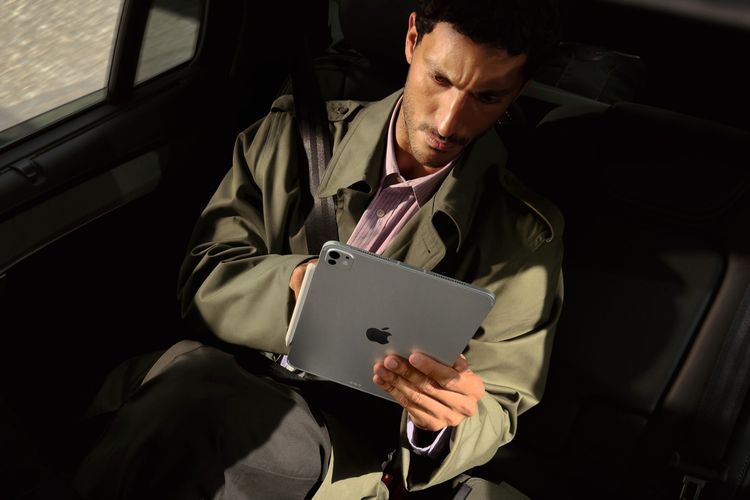 Apple resmi meluncurkan iPad Pro 2025 dengan chip baru yang lebih ngebut Apple M5 pada Rabu (15/10/2025) malam WIB. Ada dua ukuran yang ditawarkan, yakni 11 inci dan 13 inci.
