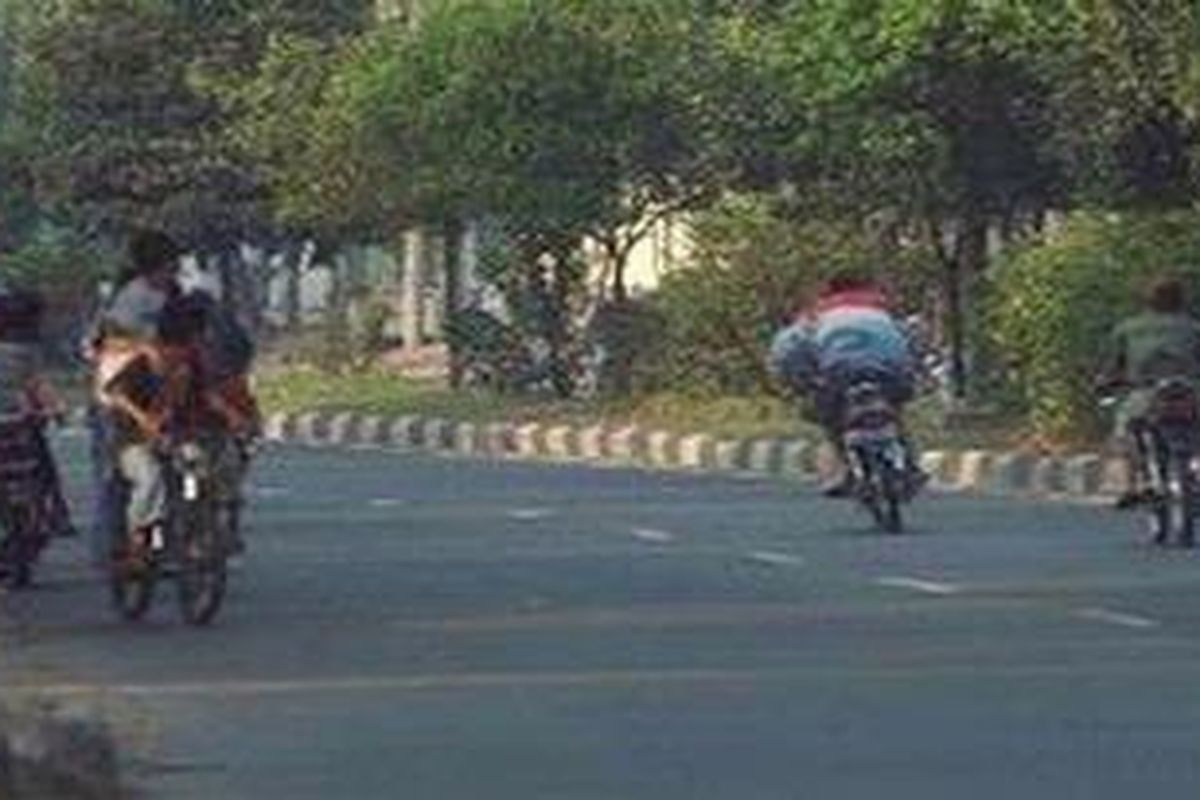 Ilustrasi : Kaum remaja banyak yang terlibat dalam aksi kebut-kebutan dengan sepeda motor atau balapan di jalan umum. Mereka tanpa menghiraukan keselamatan diri dan orang lain, memacu kendaraan dengan kecepatan tinggi.