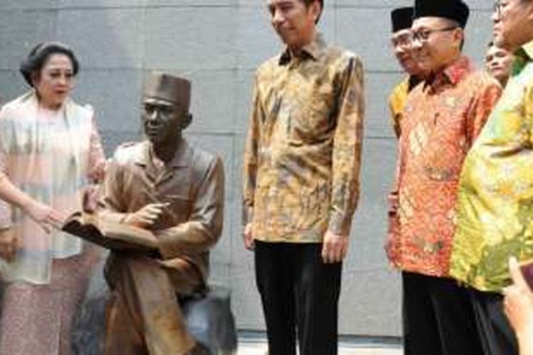 Presiden Joko Widodo, bersama-sama Gubernur Jabar Ahmad Heryawan, serta Megawati Soekarnoputeri usai mengikuti Peringatan Pidato Bung Karno pada 1 Juni 1945 lalu di Gedung Merdeka, Jl. Asia Afrika, Bandung, Jawa Barat, Rabu (1/6/2016). Tema peringatan itu adalah 