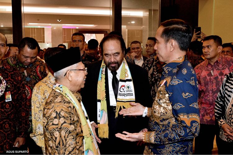 Presiden Joko Widodo berinteraksi dengan Ketua Umum Partai Nasdem Surya Paloh di acara Golkar, Rabu (6/11/2019).
