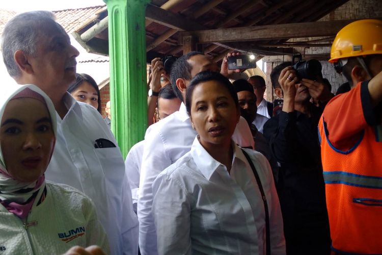 Menteri BUMN Rini Soemarno bersama Dirut Pertamina dan Dirut PLN mengunjungi pemasangan listrik di Desa Cikupa, Kecamatan Karangnunggal, Kabupaten Tasikmalaya, Kamis (12/7/2018).