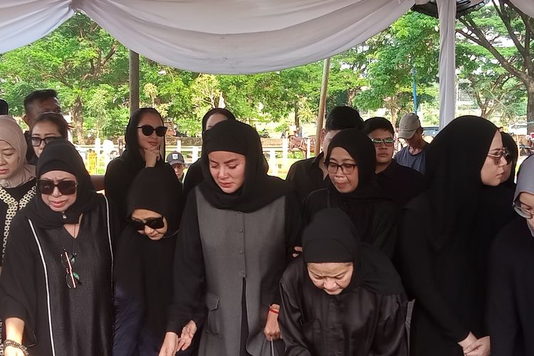 Seperti Olla Ramlan, Psikolog Ungkap 5 Cara Menghadapi Rasa Berduka Kehilangan Orangtua