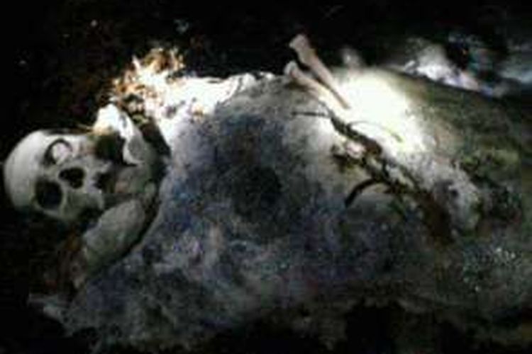 Sesosok mayat yang sudah rusak ditemukan warga Desa Ponelo Kepualauan Gorontalo Utara. Warga menduga mayat inu adalah nelayan desa Demen 2 Kecamatan Sumalata, Gorontalo Utara