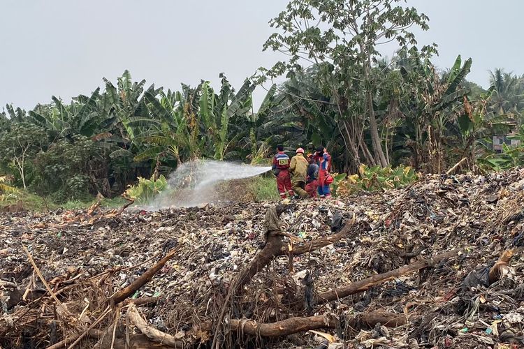 Hari Ke-12, Pemadaman TPA Galuga Masih Berlanjut, Petugas Deteksi Titik Panas dengan Drone Thermal
