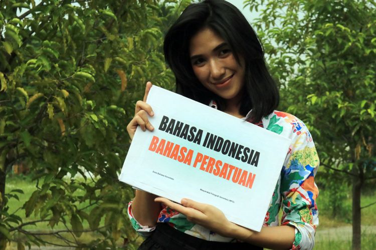 Larasati Dajar (24), Duta Bahasa dari Gorontalo mengampanyekan pentingnya penggunaan Bahasa Indonesia yang telah berhasil menyatukan berbagai keragaman budaya Indonesia.