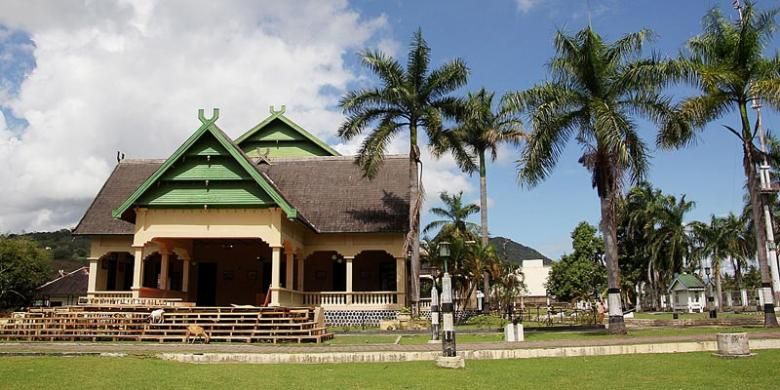Istana Kerajaan Bima di Kota Bima, Nusa Tenggara Barat, akhir Mei 2013 lalu. Kota tersebut pada masa Kerajaan Bima abad XVI memegang peranan penting dalam perkembangan sejarah Nusantara.