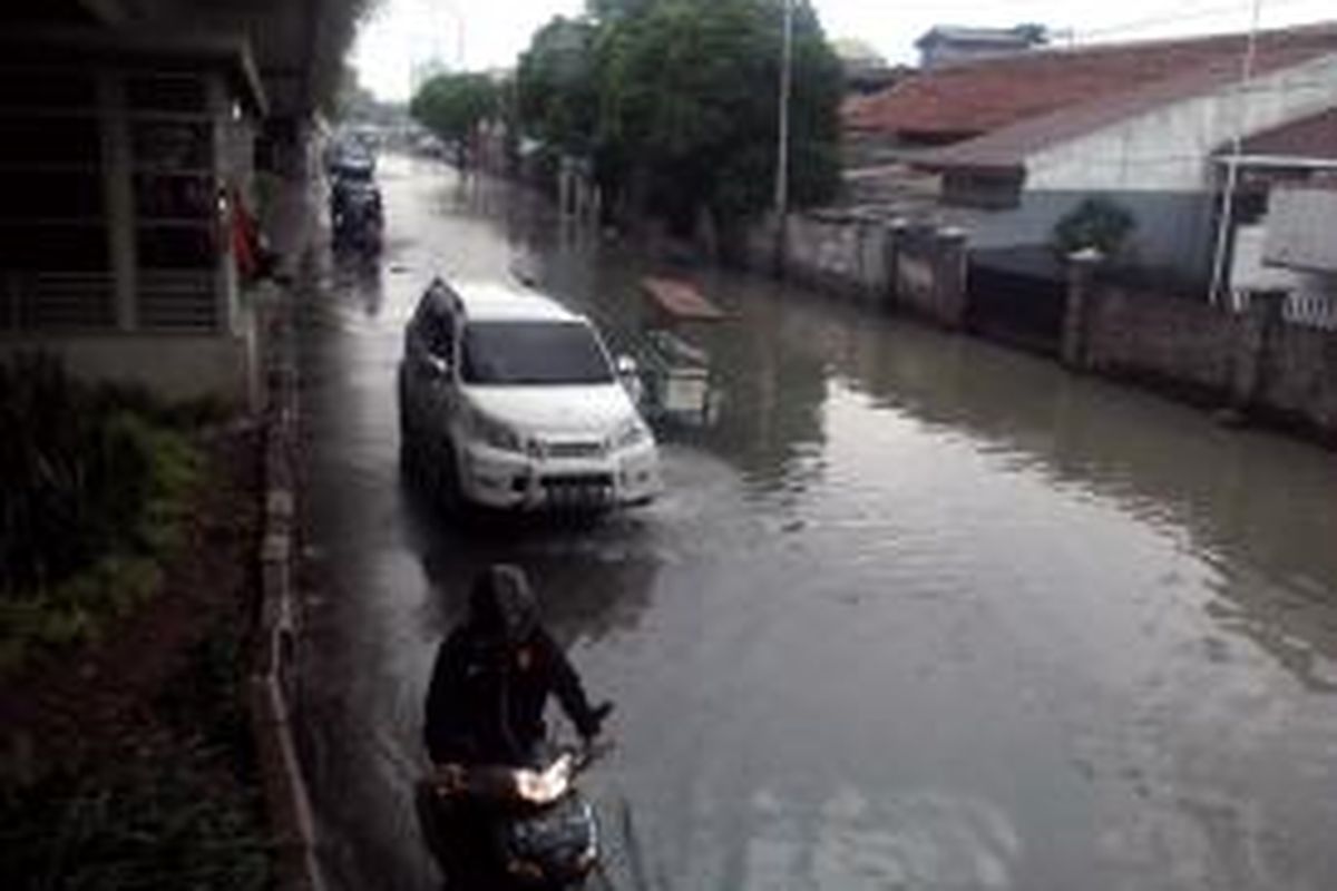 Banjir di Jalan Matraman, Jakarta Timur, pada Senin (26/1/2015). 