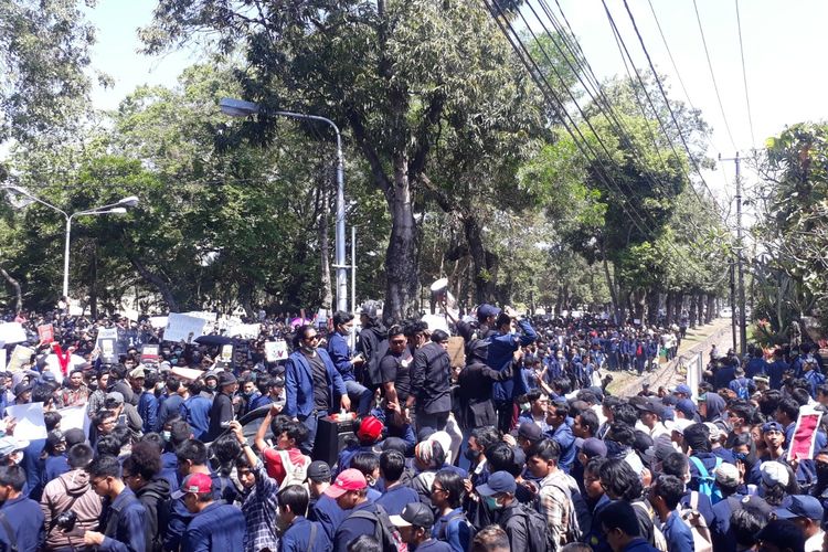 Massa aksi di Bali berunjuk rasa di Gedung DPRD Bali, Selasa (24/9/2019)