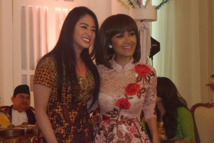Julia Perez dan Dewi Perssik berduet di panggung acara khitanan putra bungsu Eko Patrio dan Viona di Balaii Sudirman, Tebet, Jakarta Selatan, Sabtu (3/12/2016).