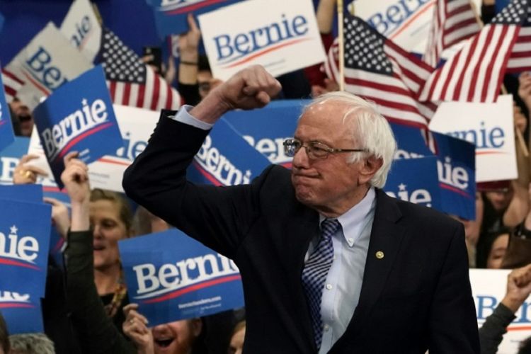 Senator Vermont Bernie Sanders menyampaikan pidato kemenangan di Manchester, New Hampshire, Selasa malam (12/02/2020)
