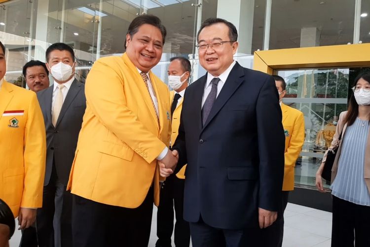 Ketua Umum Partai Golkar Airlangga Hartarto menerima kunjungan delegasi Partai Komunis China (PKC) yang dipimpin Menteri Departemen Luar Negeri PKC Liu Jianchao di kantor DPP Golkar, Jakarta, Rabu (31/8/2022). 