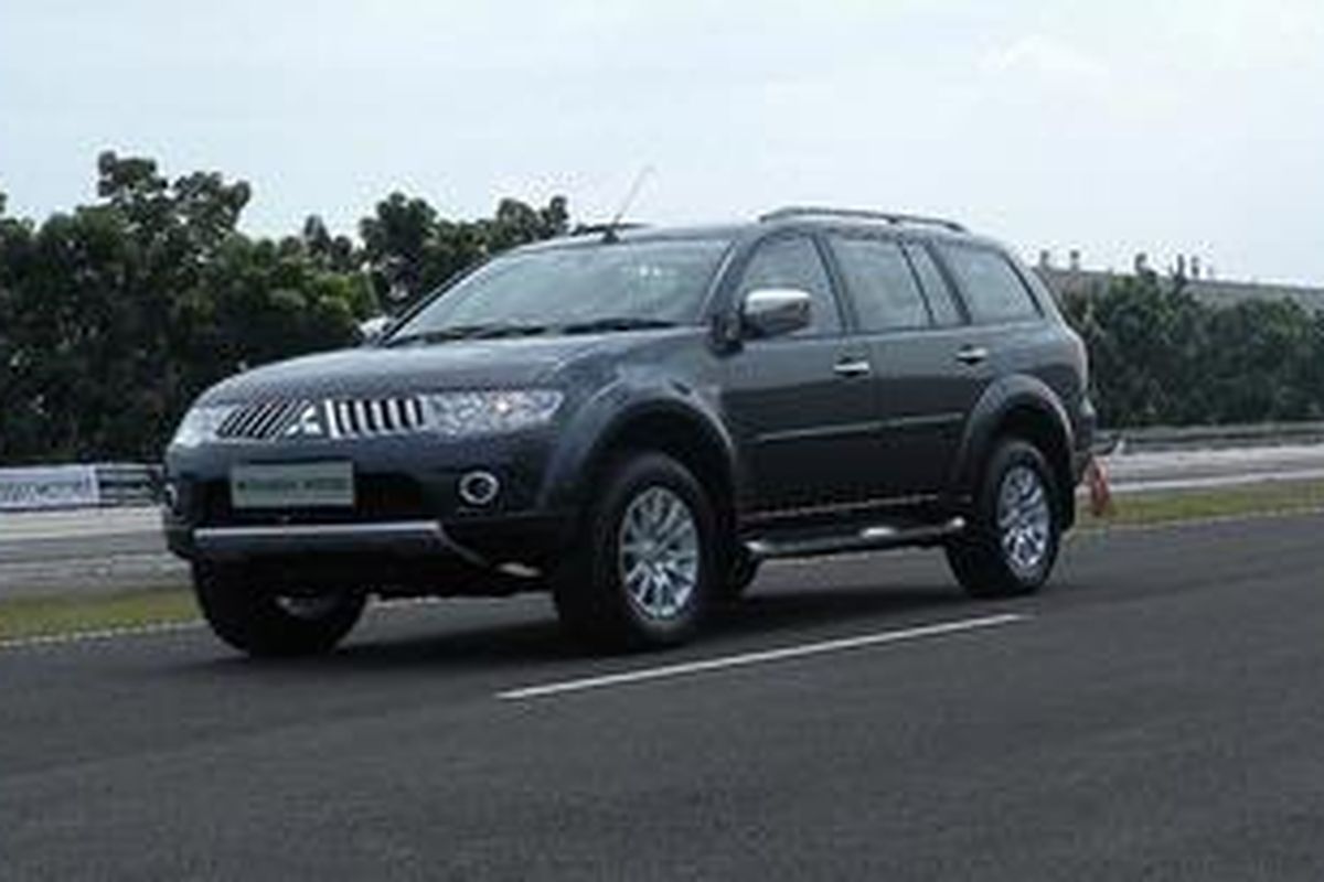 Pajero Sport GLS saat digeber di proving ground Bridgestone