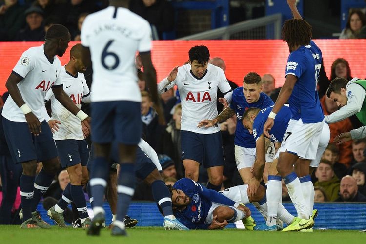 Andre Gomes mengalami cedera seusai ditekel Son Heung-min pada pertandingan Everton vs Tottenham Hotspur di Stadion Goodison Park, 3 November 2019. 