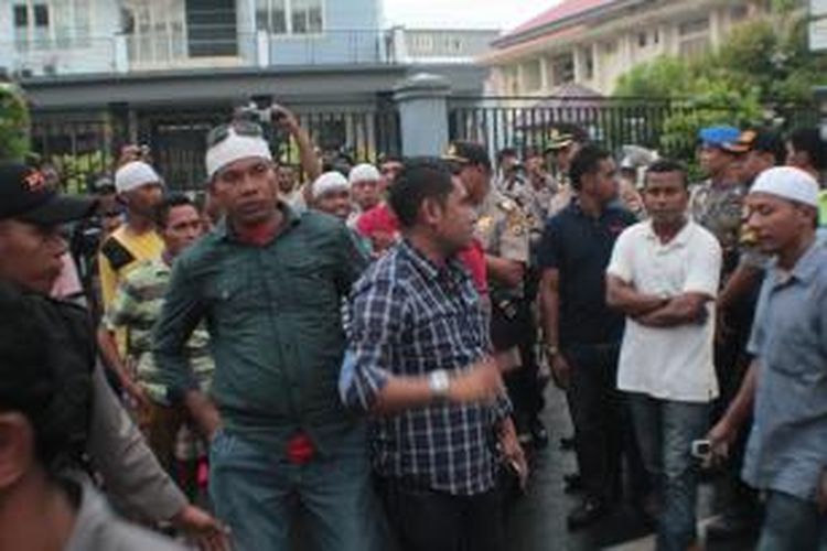 Massa pendukung salah satu pasangan calon Gubernur Maluku berunjuk rasa dan mengamuk di kantor KPU Maluku, Kamis (14/11/2013), setelah Mahkamah Konstitusi memenangkan lembaga penyelenggara pemilu itu pada perkara sengketa hasil pemilukada Maluku.