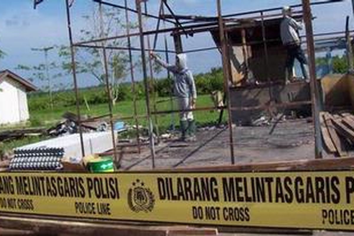 Sebuah pos keamanan di pintu gerbang kawasan tambak PT Aruna Wijaya Sakti tengah diperbaiki usai dirusak dan dibakar ratusan petambak plasma, Kamis (2/9/2010) lalu. Aksi yang terjadi usai unjuk rasa petambak plasma PT AWS ini dipicu akumulasi kekesalan warga terhadap kinerja PT AWS. Foto diambil Sabtu (4/9/2010).  