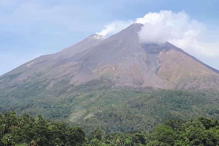 Visual Gunung Karangetang di Kabupaten Sitaro, Sulut.