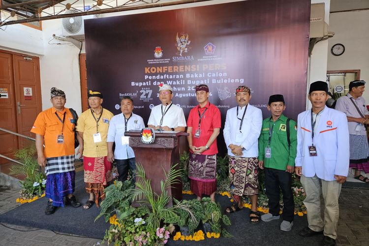 Bakal pasangan calon bupati dan wakil bupati Pilkada Buleleng 2024, I Nyoman Sutjidra dan Gede Supriatna dalam konferensi pers di Kantor KPU Buleleng, Kamis (29/8/2024). 