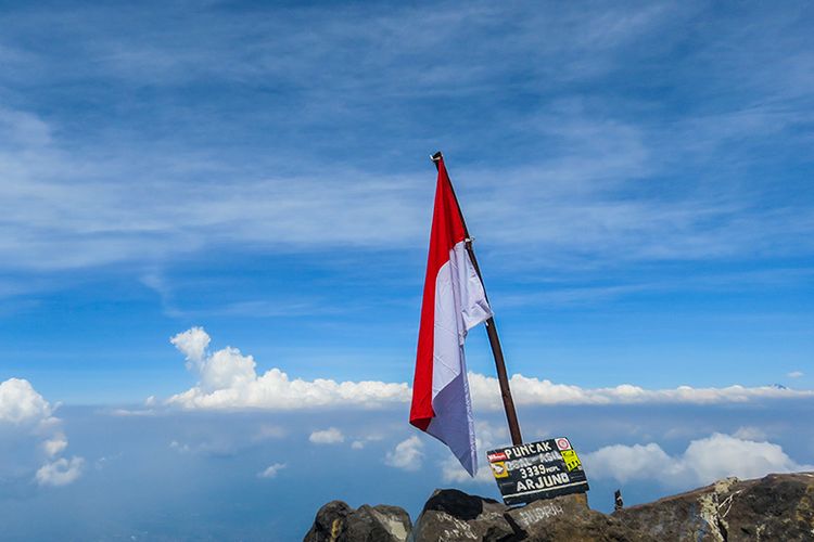 Bendera Merah-Putih di Puncak Ogal-agil Gunung Arjuna 3.339 mdpl.