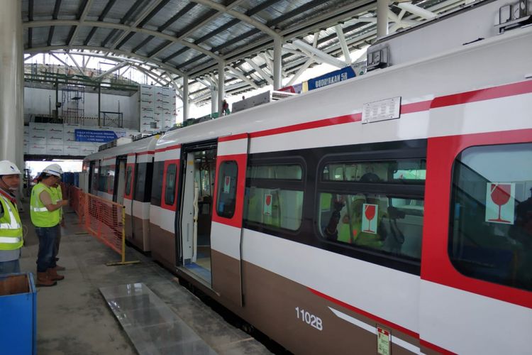 Menteri Perhubungan Budi Karya Sumadi mencoba LRT Kelapa Gading, Jakarta Utara, Minggu (15/7/2018)