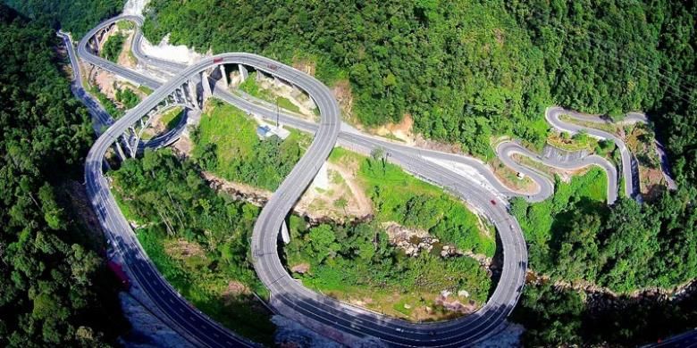 Jembatan Kelok 9 di Sumatera Barat.