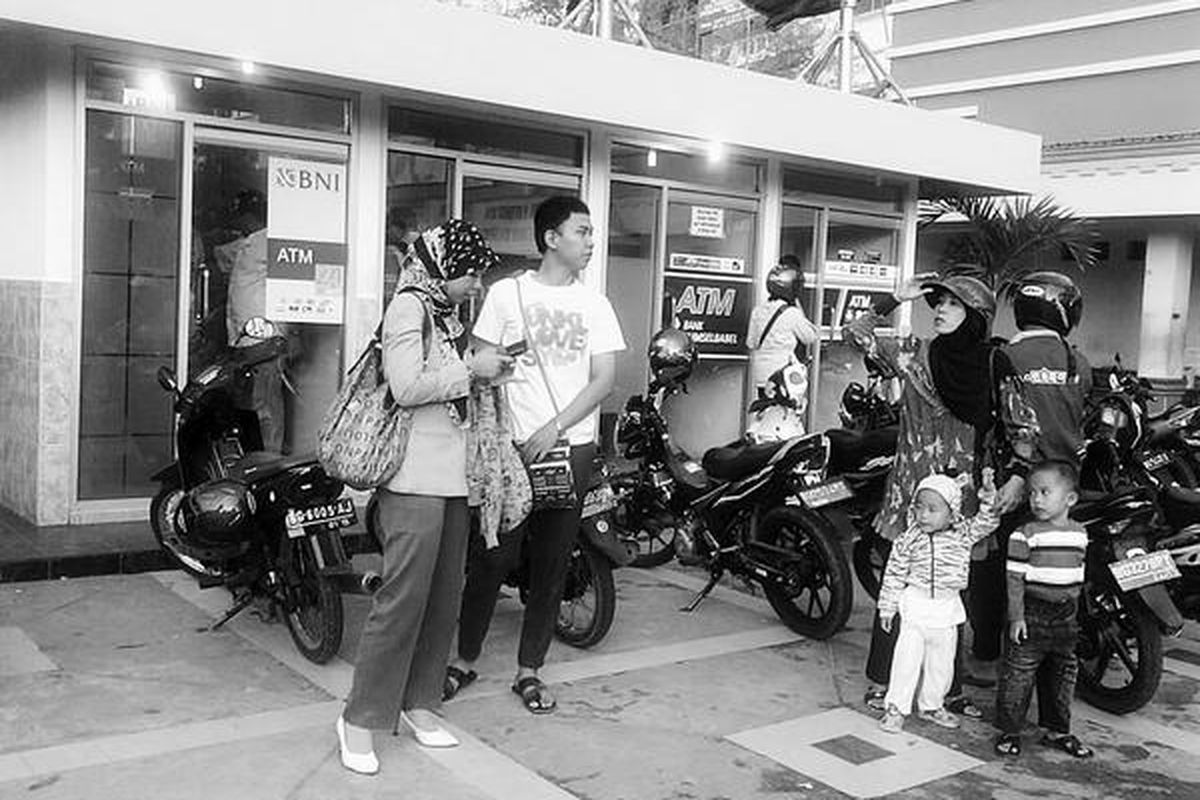 Sejumlah warga mengantre di anjungan tunai mandiri (ATM) bersama di Jalan Basuki Rahmat, Palembang, Senin (6/9). Lima hari menjelang Lebaran, perbankan di Palembang mulai menambah persediaan uang tunai di ATM hingga 50 persen dari transaksi pada hari biasa. - 