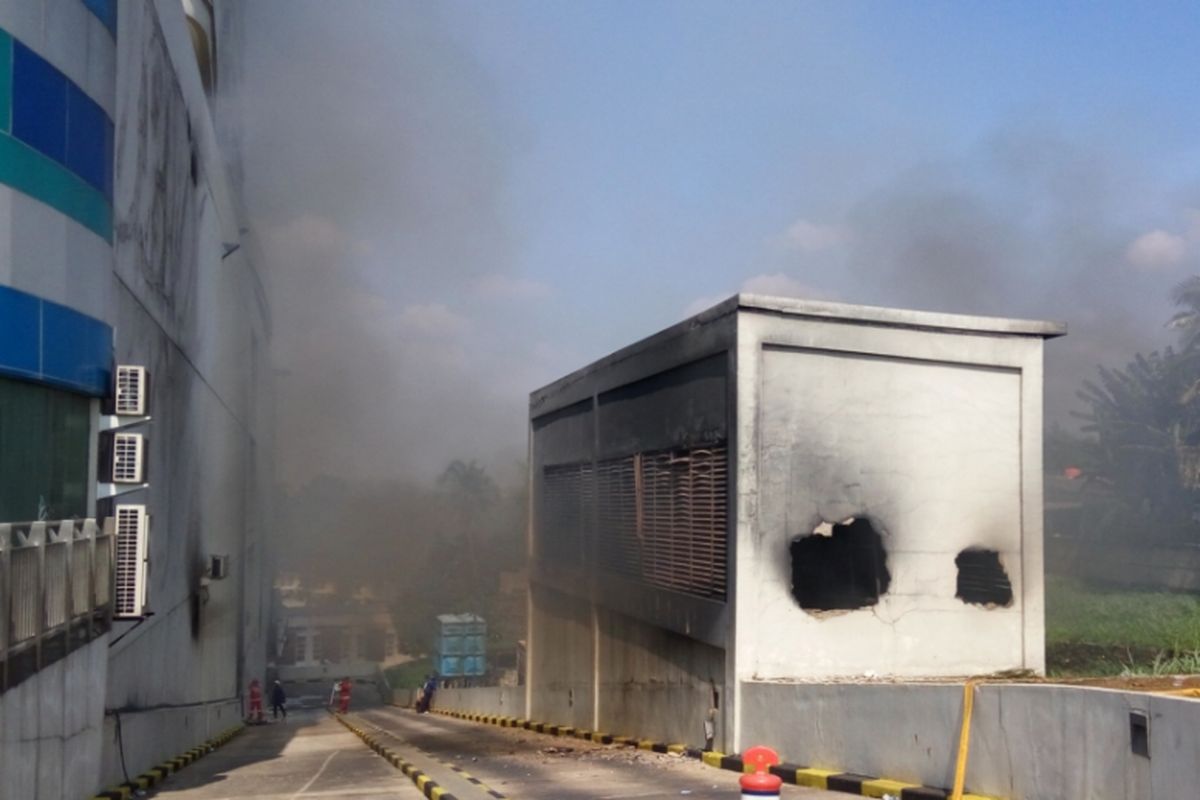 Lubang pada ventilasi genset di Apartemen Cinere Bellevue yang dibuat untuk memudahkan petugas pemadam kebakaran untuk memadamkan api, Kamis (5/10/2017). Genset di basement tiga Apartemen Cinere Bellevue meledak dan terbakar pada Rabu (4/10/2017) malam sekitar pukul 21.00. 