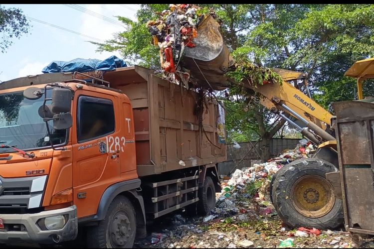 Pengangkutan Sampah di TPS Jatinegara Ditargetkan Rampung Seminggu