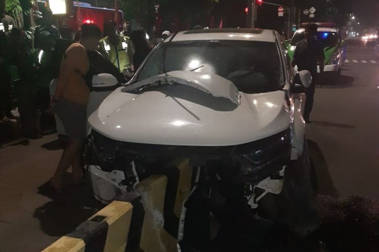 Seorang pengemudi mobil Honda CRV bernomor polisi B 1416 KJK tewas usai mobilnya menabrak separator busway di Jalan Pemuda, Rawamangun, Jakarta Timur, Kamis (16/1/2020) dini hari.