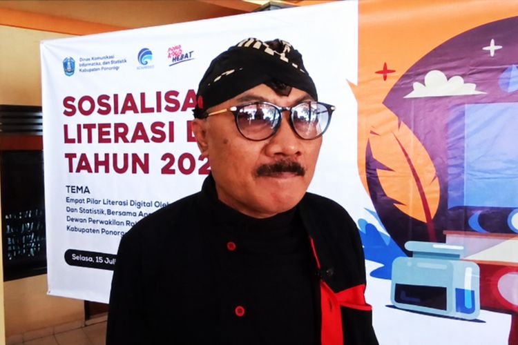 Pengendara Terlilit Kabel Semrawut di Ponorogo, Pemkab: Kalau Membahayakan, Kita Potong