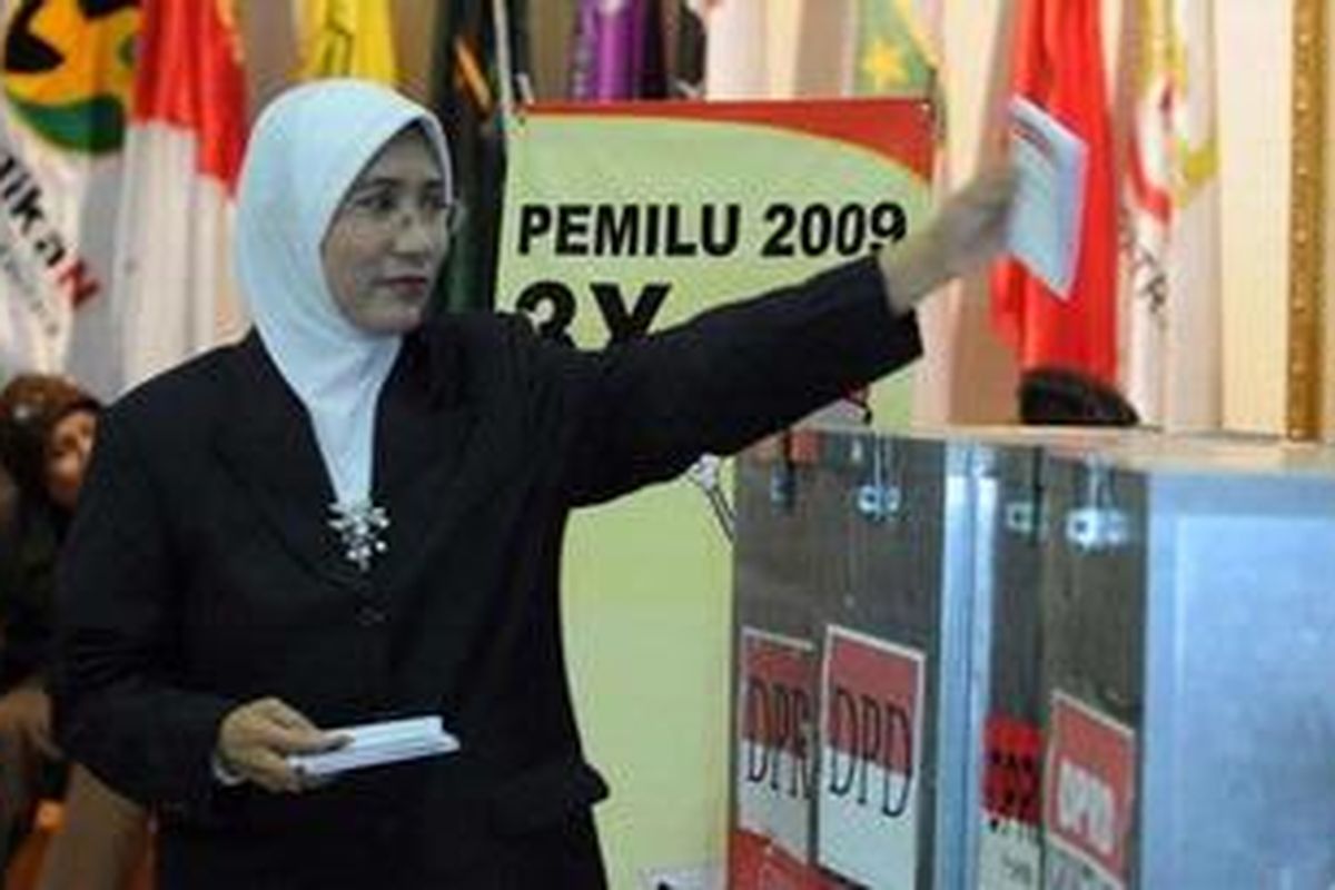 Andi Nurpati, saat masih menjadi anggota KPU, memperagakan cara memasukan kartu suara ke kotak suara saat sosialisasi pemilu bersama di gedung KPU, Jakarta, (1/4/2009). 