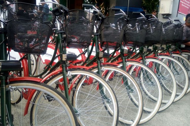 Sepeda-sepeda Jogjabike terparkir di Loji Cafe