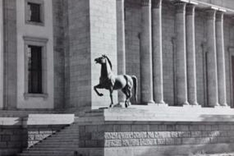 Patung kuda yang dibuat dari perunggu itu dulu berdiri tegak di luar kantor Adolf Hitler di Berlin.
