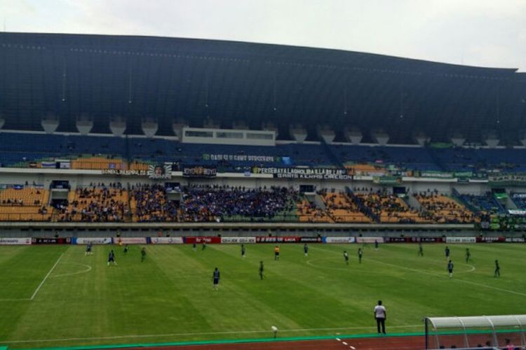 Suasana laga Persebaya vs PSIS di Stadion GBLA, Bandung, Rabu (15/11/2017).