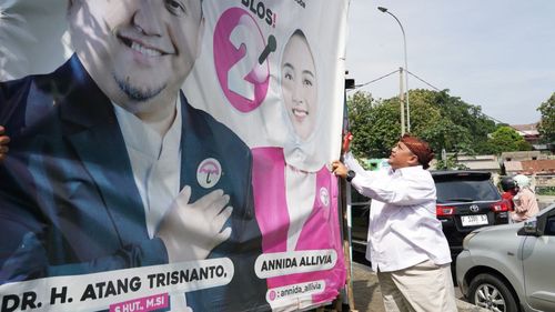 Masuki Masa Tenang, Atang Copot Sendiri APK yang Terpasang Saat Kampanye Pilkada Kota Bogor