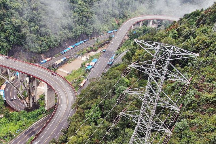 Ilustrasi aset jaringan transmisi milik PLN
