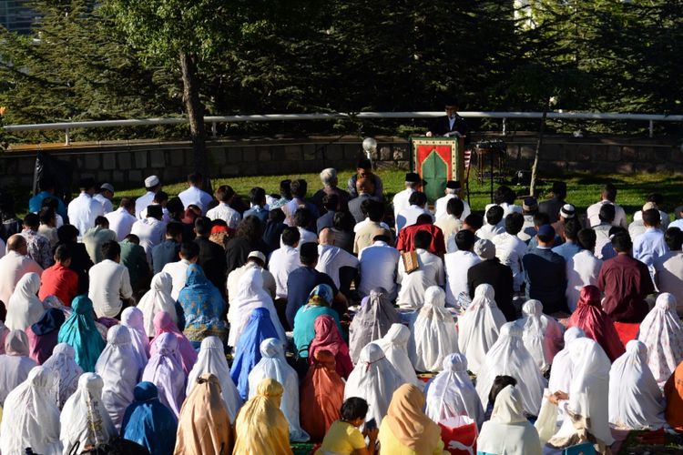 Warga negara Indonesia menunaikan shalat Id di Wisma Duta Kedutaan Besar Republik Indonesia di Ankara, Turki, Minggu (25/6/2017). 