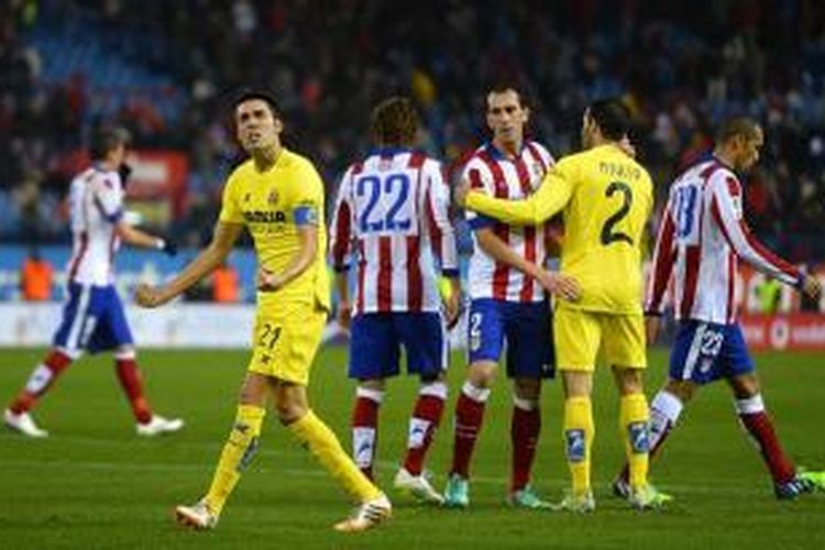 Kapten Villarreal, Bruno Soriano (depan), merayakan kemenangan atas Atletico Madrid pada laga Primera Division di Vicente Calderon, Madrid, Minggu (14/12/2014).