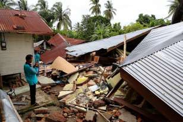 Situasi rumah yang runtuh akibat gempa di Desa Kuta Pangwa, Kecamatan Trienggadeng, Pidie Jaya, Aceh, Jumat (9/12/2016). Desa Kuta Pangwa adalah desa yang mengalami kerusakan terparah dan menyebabkan puluhan rumah warga hancur dan memakan korban tewas sebanyak 15 orang.