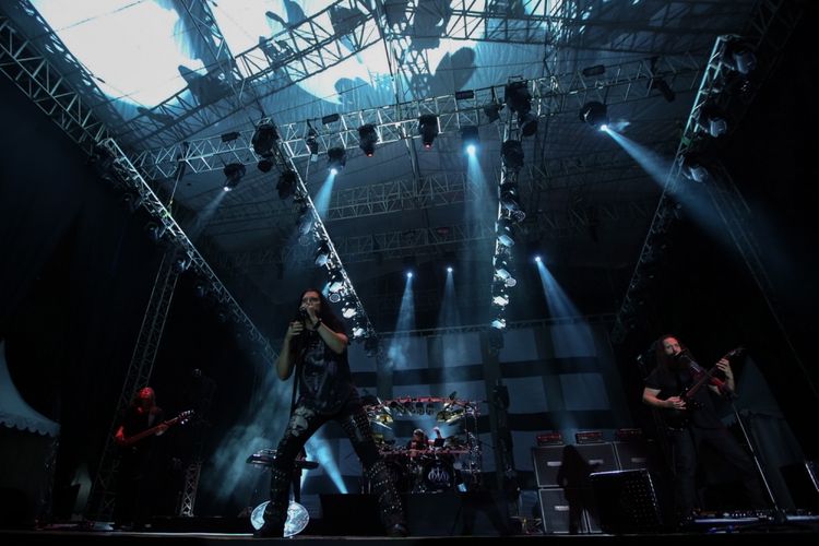 Band Dream Theater tampil di Festival Musik Rock JogjaRockarta di Stadion Kridosono, Yogyakarta, Jumat (29/9/2017). KOMPAS IMAGES/KRISTIANTO PURNOMO
