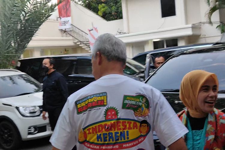 Calon presiden nomor urut 3 Ganjar Pranowo memamerkan kaos putih bertuliskan Indonesia Keren untuk mendampingi cawapres Mahfud MD dalam debat cawapres perdana, Jumat (22/12/2023).