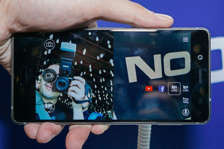 Fitur bothie Nokia 8 menyajikan tangkapan kamera depan dan belakang dalam satu layar (frame). Nokia 8 juga mendukung live streaming dalam mode bothie ini ke YouTube dan Facebook.