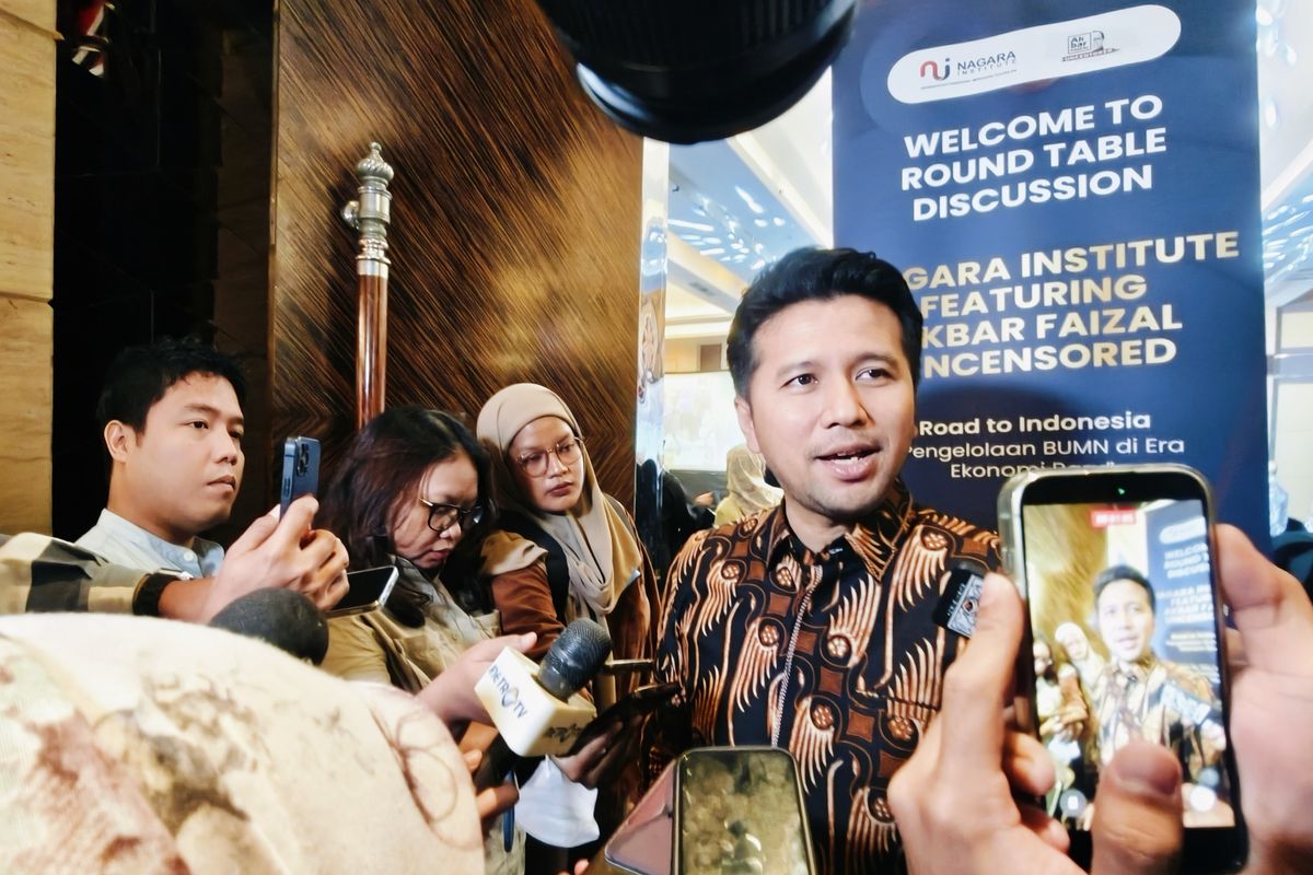 Wakil Gubernur Jawa Timur Emil Dardak, memberi keterangan pers usai mengikuti Round Table Discussion bertajuk Peta Baru Ekonomi Pasca Reformasi BUMN: Jawa Timur Dapat Apa? di Surabaya, Selasa (2/12/2025) siang. 