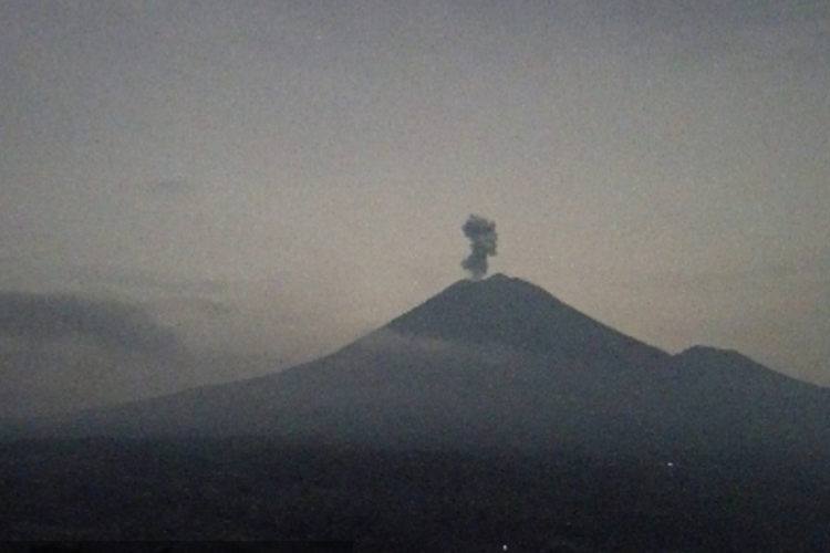 Visual erupsi Gunung Semeru dengan letusan setinggi 900 meter, Kamis (8/5/2025).