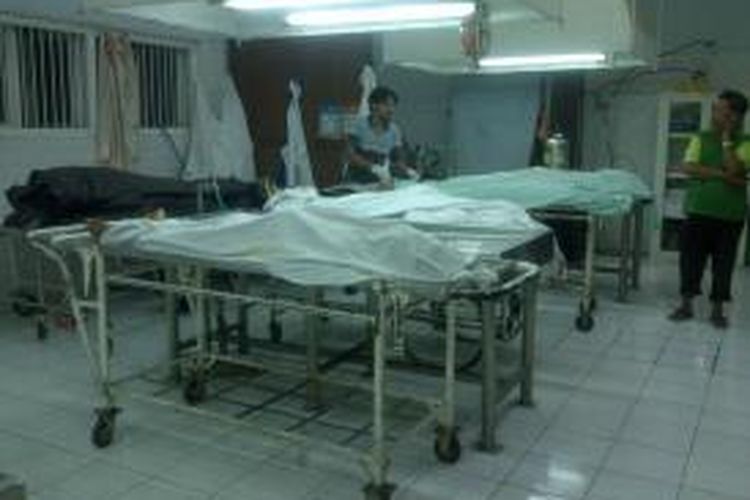 Lima jenazah buron kasus perampokan di kamar mayat RSU dr Soetomo Surabaya, Jawa Timur, Jumat (2/5/2014).