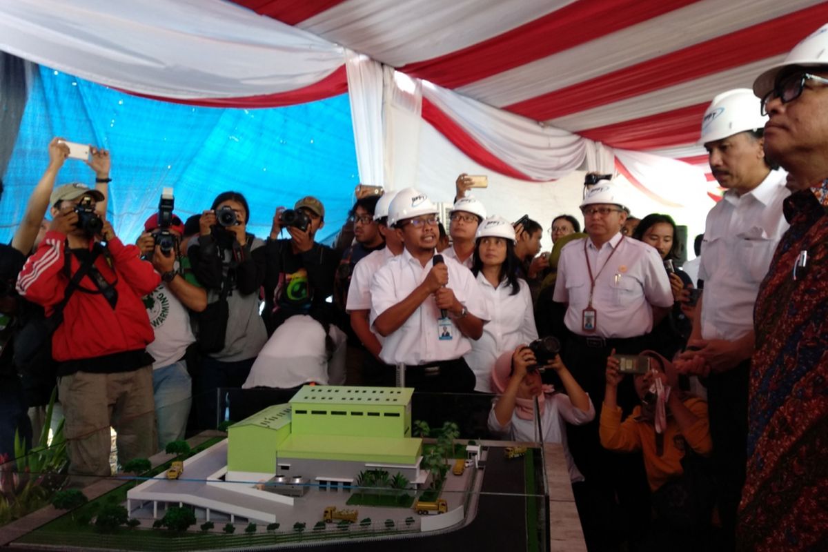 Direktur Pusat Teknologi Lingkungan BPPT Rudi Nugroho menjelaskan kepada pejabat yang datang memgenai proses pengolahan sampah termal, Rabu (21/3/2018)